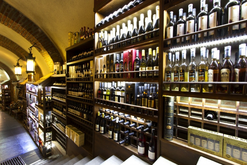 vente-GUILLAUMES-min_world_street_travel_shop_canon_georgia_wine_bottles-429767